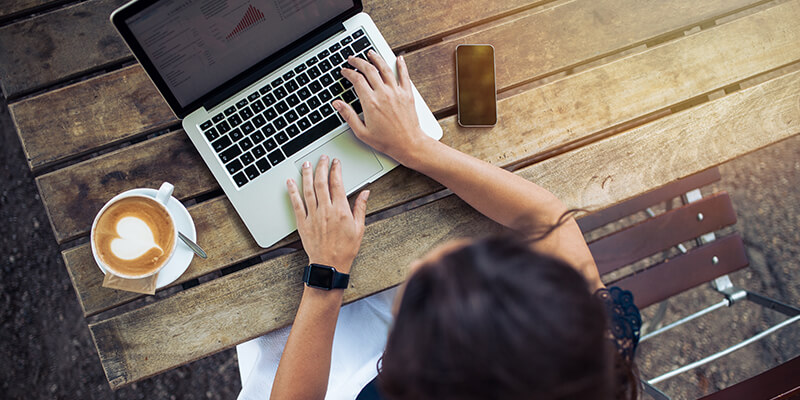 girl-outdoors-on-laptop