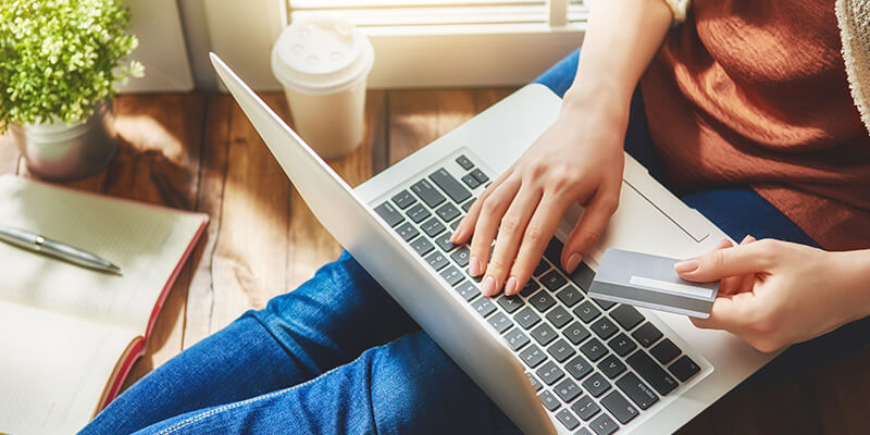 woman-shopping-online